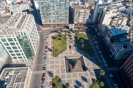 Vista aérea de un sector de la Plaza Independencia - Departamento de Montevideo - URUGUAY. Foto No. 76839