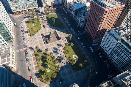 Vista aérea de la Plaza Independencia - Departamento de Montevideo - URUGUAY. Foto No. 76835
