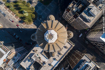 Vista aérea cenital del Palacio Salvo y la Plaza Independencia - Departamento de Montevideo - URUGUAY. Foto No. 76833