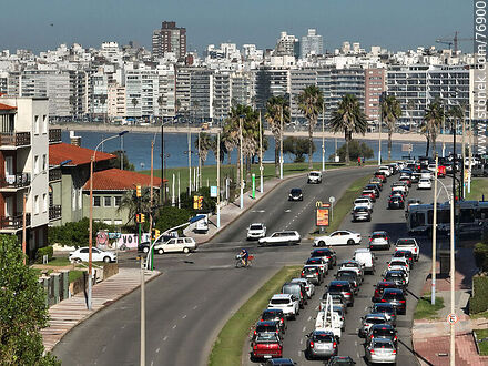 Vista aérea de la rambla y la Av. L. A. de Herrera, su tránsito matutino y la playa y rambla de Pocitos - Departamento de Montevideo - URUGUAY. Foto No. 76900