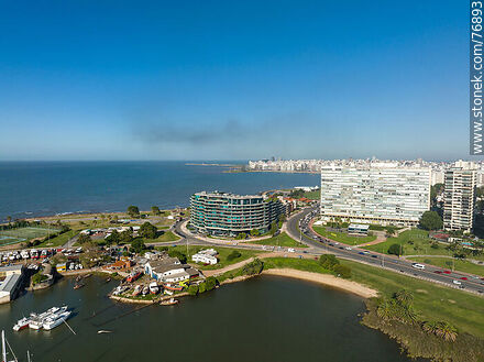 Foto aérea de la playa del Puerto del Buceo, edificios Forum y Panamericano - Departamento de Montevideo - URUGUAY. Foto No. 76893