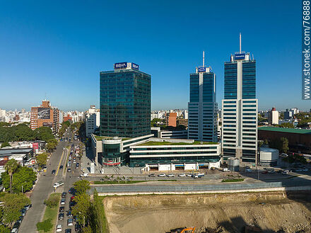 Vista aérea de las torres 1, 2 y 3 del World Trade Center y el pozo de la futura torre Platinium - Departamento de Montevideo - URUGUAY. Foto No. 76888