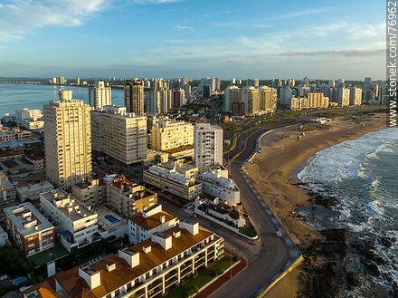 Vista aérea del amanecer en Playa Brava - Punta del Este y balnearios cercanos - URUGUAY. Foto No. 76962