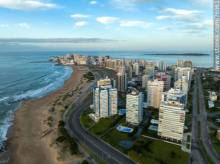 Vista aérea de la Avenida Chiverta y sus edificios - Punta del Este y balnearios cercanos - URUGUAY. Foto No. 76961