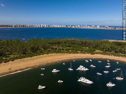 Vista aérea de la bahía al oeste con su playa y embarcaciones - Punta del Este y balnearios cercanos - URUGUAY. Foto No. 77022