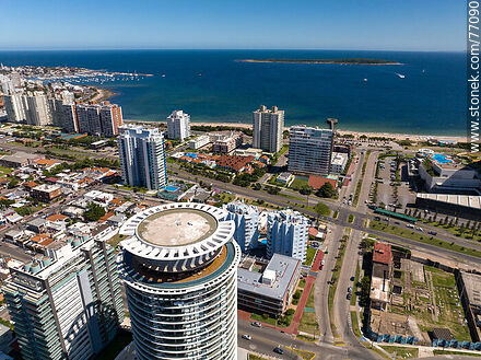 Vista aérea de edificios hacia la península - Punta del Este y balnearios cercanos - URUGUAY. Foto No. 77090