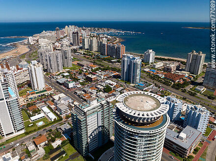 Vista aérea de edificios hacia la península - Punta del Este y balnearios cercanos - URUGUAY. Foto No. 77089