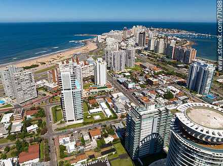 Vista aérea de edificios hacia la península - Punta del Este y balnearios cercanos - URUGUAY. Foto No. 77088
