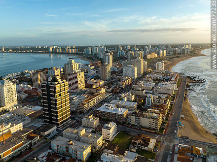 Vista aérea de las calles 24 y 26 al amanecer - Punta del Este y balnearios cercanos - URUGUAY. Foto No. 77238