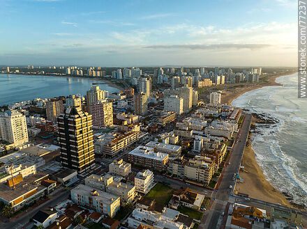 Vista aérea de las calles 24 y 26 al amanecer - Punta del Este y balnearios cercanos - URUGUAY. Foto No. 77237