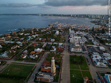 Vista aérea del faro, la bahía y el puerto al amanecer - Punta del Este y balnearios cercanos - URUGUAY. Foto No. 77209