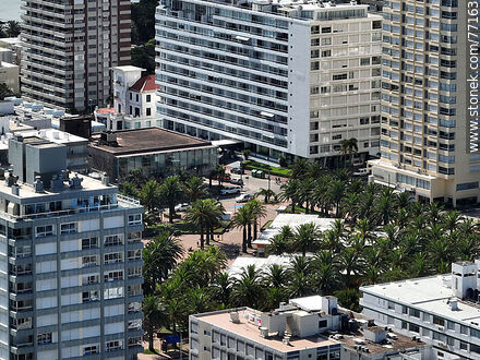 Vista aérea de la Plaza Artigas, calle 25 - Punta del Este y balnearios cercanos - URUGUAY. Foto No. 77163