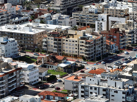 Vista aérea de la esquina de las calles 26 y 27. El Emir - Punta del Este y balnearios cercanos - URUGUAY. Foto No. 77161
