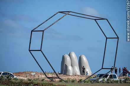 Los dedos de La Mano detrás de una estructura octogonal - Punta del Este y balnearios cercanos - URUGUAY. Foto No. 77267