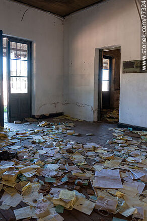 Canelones train station. Damage due to vandalism. Papers thrown on the floor - Department of Canelones - URUGUAY. Photo #77324