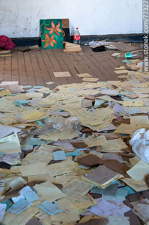 Estación de trenes de Canelones. Destrozo por vandalismo. Papeles tirados por el piso - Departamento de Canelones - URUGUAY. Foto No. 77327