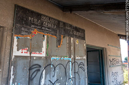 Estación de trenes de Canelones. Cartel de anuncios vandalizado - Departamento de Canelones - URUGUAY. Foto No. 77329