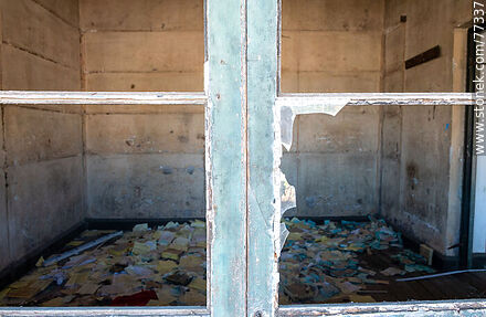 Canelones train station. Broken window - Department of Canelones - URUGUAY. Photo #77337
