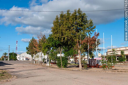 Plaza frente a la estación de trenes Arroyo Grande - Departamento de Flores - URUGUAY. Foto No. 77416