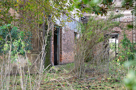 Casa abandonada frente a la estación de trenes - Departamento de Colonia - URUGUAY. Foto No. 77443