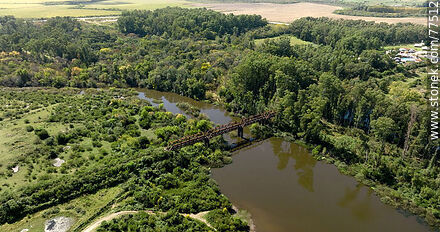 Vista aérea del puente ferroviario sobre el río San José - Departamento de San José - URUGUAY. Foto No. 77512