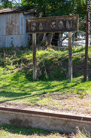 Lo que queda de la estación Raigón. El cartel sobre el andén y una casilla - Departamento de San José - URUGUAY. Foto No. 77535