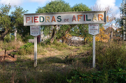 Estación de trenes de Piedras de Afilar. Cartel de la estación - Departamento de Canelones - URUGUAY. Foto No. 77746