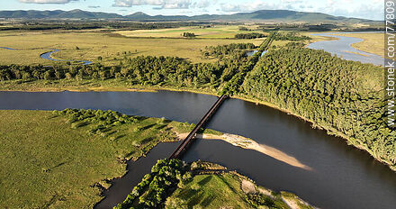 Vista aérea del antiguo puente ferroviario sobre el arroyo Solís Grande - Departamento de Maldonado - URUGUAY. Foto No. 77809
