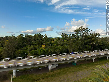 Vista aérea del puente en Ruta 9 sobre el arroyo Solís Grande, límite departamental entre Canelones y Maldonado - Departamento de Maldonado - URUGUAY. Foto No. 77800