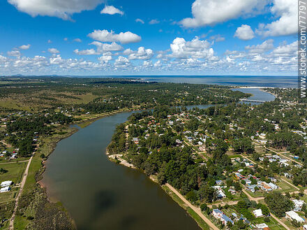 Vista aérea del arroyo Solís Chico, Parque del Plata y al fondo el Río de la Plata - Departamento de Canelones - URUGUAY. Foto No. 77797