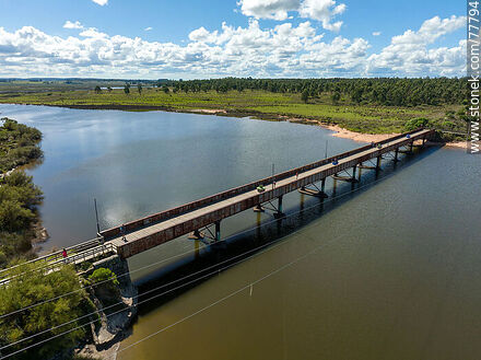 Vista aérea del puente peatonal (antiguamente ferroviario) sobre el arroyo Solís Chico - Departamento de Canelones - URUGUAY. Foto No. 77794