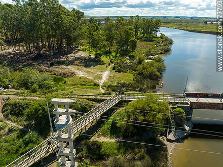 Vista aérea del acceso al puente peatonal (antiguamente ferroviario) sobre el arroyo Solís Chico - Departamento de Canelones - URUGUAY. Foto No. 77793