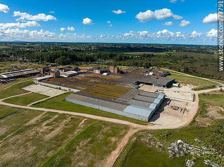 Vista aérea del parque industrial Olmos, cerámicas y azulejos (2022) - Departamento de Canelones - URUGUAY. Foto No. 77791