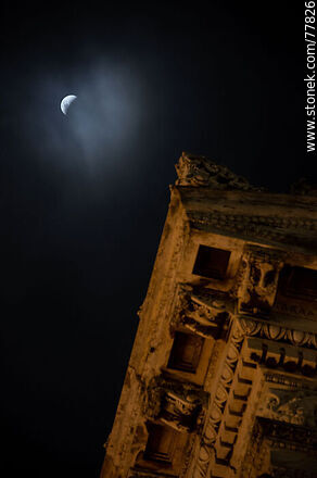 Comienzo del eclipse lunar del 16 de mayo de 2022 con referencia del Palacio Legislativo - Departamento de Montevideo - URUGUAY. Foto No. 77826