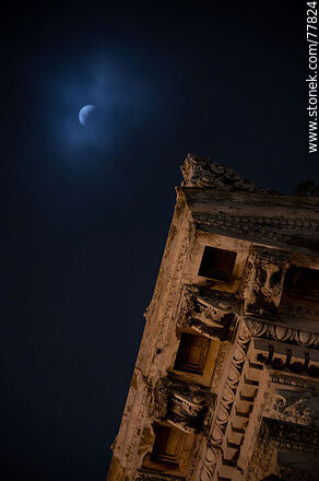 Beginning of the lunar eclipse of May 16, 2022 with reference to the Palacio Legislativo (Legislative Palace) - Department of Montevideo - URUGUAY. Photo #77824