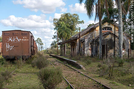 Antigua estación de ferrocarril Julio M. Sanz. Andén y fila de vagones de carga - Departamento de Treinta y Tres - URUGUAY. Foto No. 77976