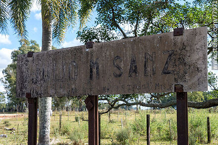 Estación de ferrocarril Julio M. Sanz. Antiguo cartel de la estación - Departamento de Treinta y Tres - URUGUAY. Foto No. 77971