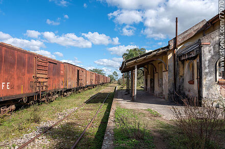 Antigua estación de ferrocarril Julio M. Sanz. Andén y fila de vagones de carga - Departamento de Treinta y Tres - URUGUAY. Foto No. 77970
