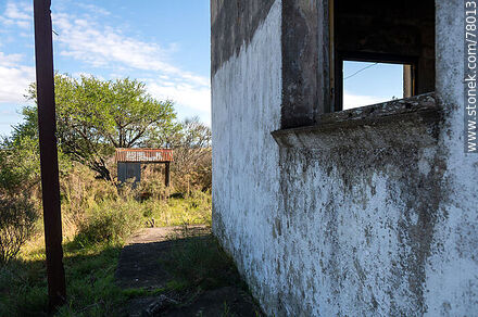 Restos de la antigua estación de trenes del Km. 162 a Rocha - Departamento de Maldonado - URUGUAY. Foto No. 78013