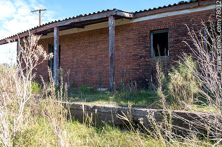 Restos de la antigua estación de trenes del Km. 162 a Rocha - Departamento de Maldonado - URUGUAY. Foto No. 78012