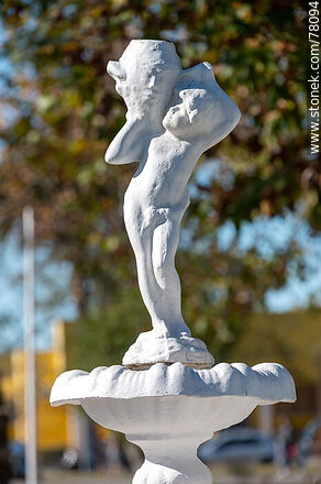 Escultura de la fuente de la plaza - Departamento de Lavalleja - URUGUAY. Foto No. 78094