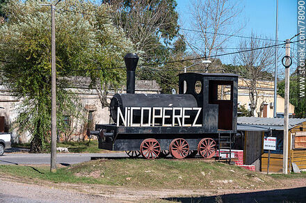Escultura de una locomotora con el cartel de Nico Pérez - Departamento de Florida - URUGUAY. Foto No. 78090