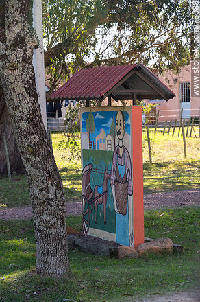Mural con protección para el sol y la lluvia en el Camino a Cerro Largo - Departamento de Florida - URUGUAY. Foto No. 78088