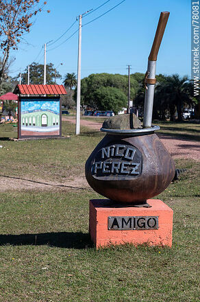 Escultura del mate en el Camino a Cerro Largo - Departamento de Florida - URUGUAY. Foto No. 78081