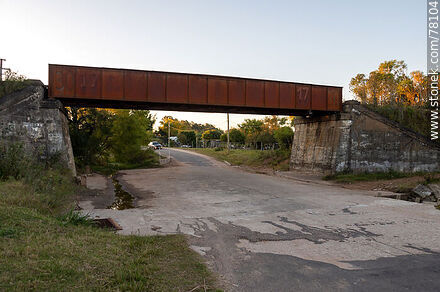 Puente ferroviario sobre la calle Juan Rosas - Departamento de Cerro Largo - URUGUAY. Foto No. 78104