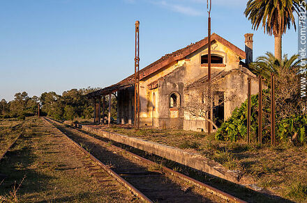 Antigua estación de ferrocarril de Plácido Rosas, Paso del Dragón. Andén de la estación - Departamento de Cerro Largo - URUGUAY. Foto No. 78125