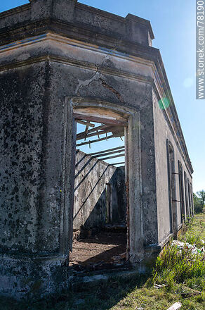 Una de las tantas casas/estancias abandonadas del campo uruguayo - Departamento de Maldonado - URUGUAY. Foto No. 78190
