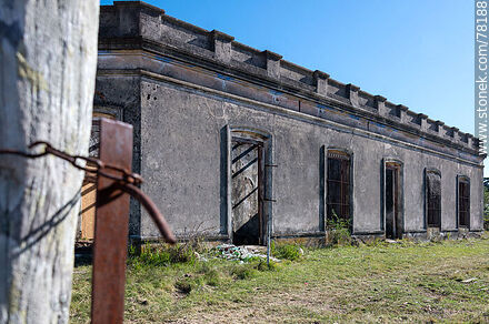 Una de las tantas casas/estancias abandonadas del campo uruguayo - Departamento de Maldonado - URUGUAY. Foto No. 78188