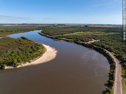 Vista aérea del río Cebollatí, límite entre Rocha y Treinta y Tres - Departamento de Treinta y Tres - URUGUAY. Foto No. 78296
