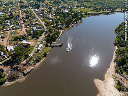 Vista aérea del río Cebollatí, cruce en balsa (2022) - Departamento de Treinta y Tres - URUGUAY. Foto No. 78283